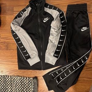 BUNDLE FOR DISCOUNTS 🤍Nike track suit. Boys size 7. Great condition